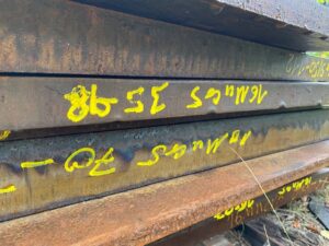 Gestapelte Bleche aus 16MnCr5 Einsatzstahl im Lager