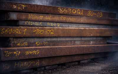 Gestapelte Grobbleche der Güte S690QL im Außenlager der Firma Vombrocke